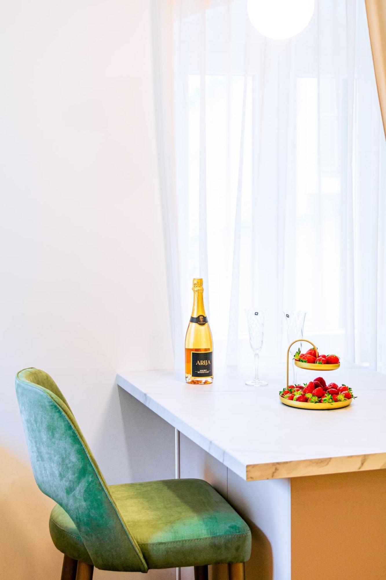 Luxury 2 Bedroom-2 Bathroom Apartment & Studio App With Rooftop Terrace Split Værelse billede