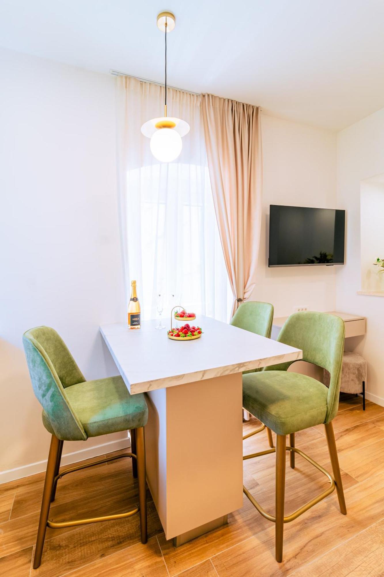 Luxury 2 Bedroom-2 Bathroom Apartment & Studio App With Rooftop Terrace Split Værelse billede