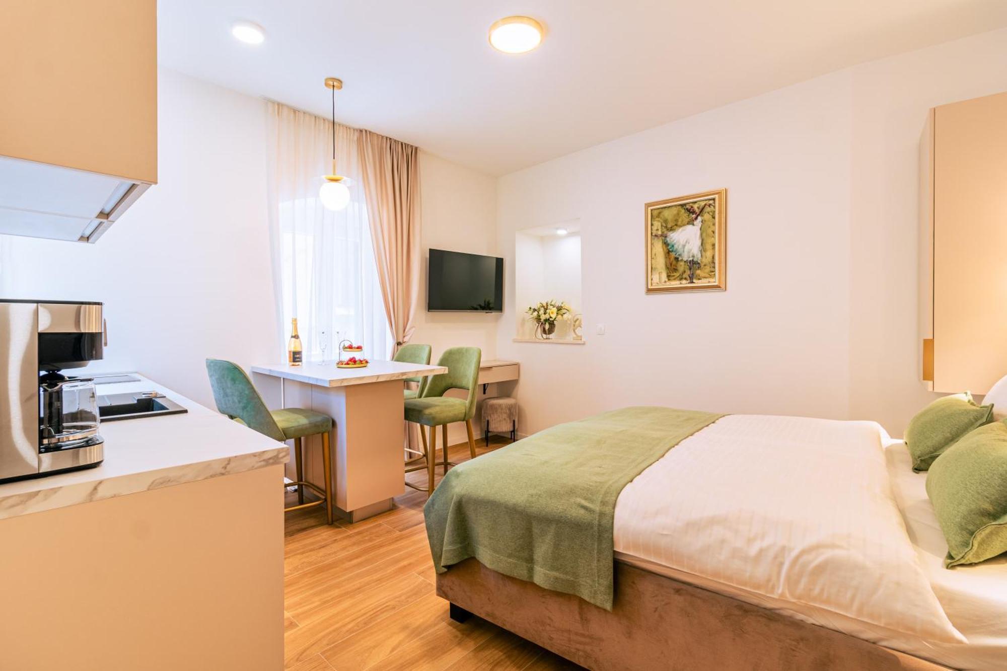 Luxury 2 Bedroom-2 Bathroom Apartment & Studio App With Rooftop Terrace Split Værelse billede